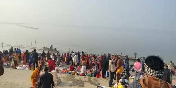 सारण के सरयू तटों पर लाखों श्रद्धालुओं ने लगाई आस्था की डुबकी