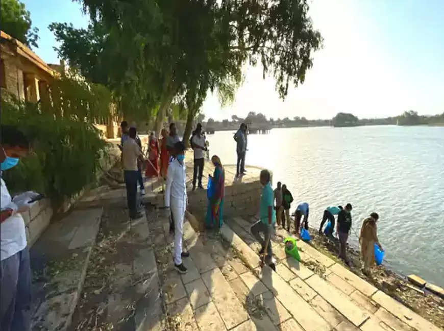 जैसलमेर को नं. 1 बनाने में जुटी नगर परिषद, ऐतिहासिक गड़ीसर झील पर चलाया सफाई अभियान