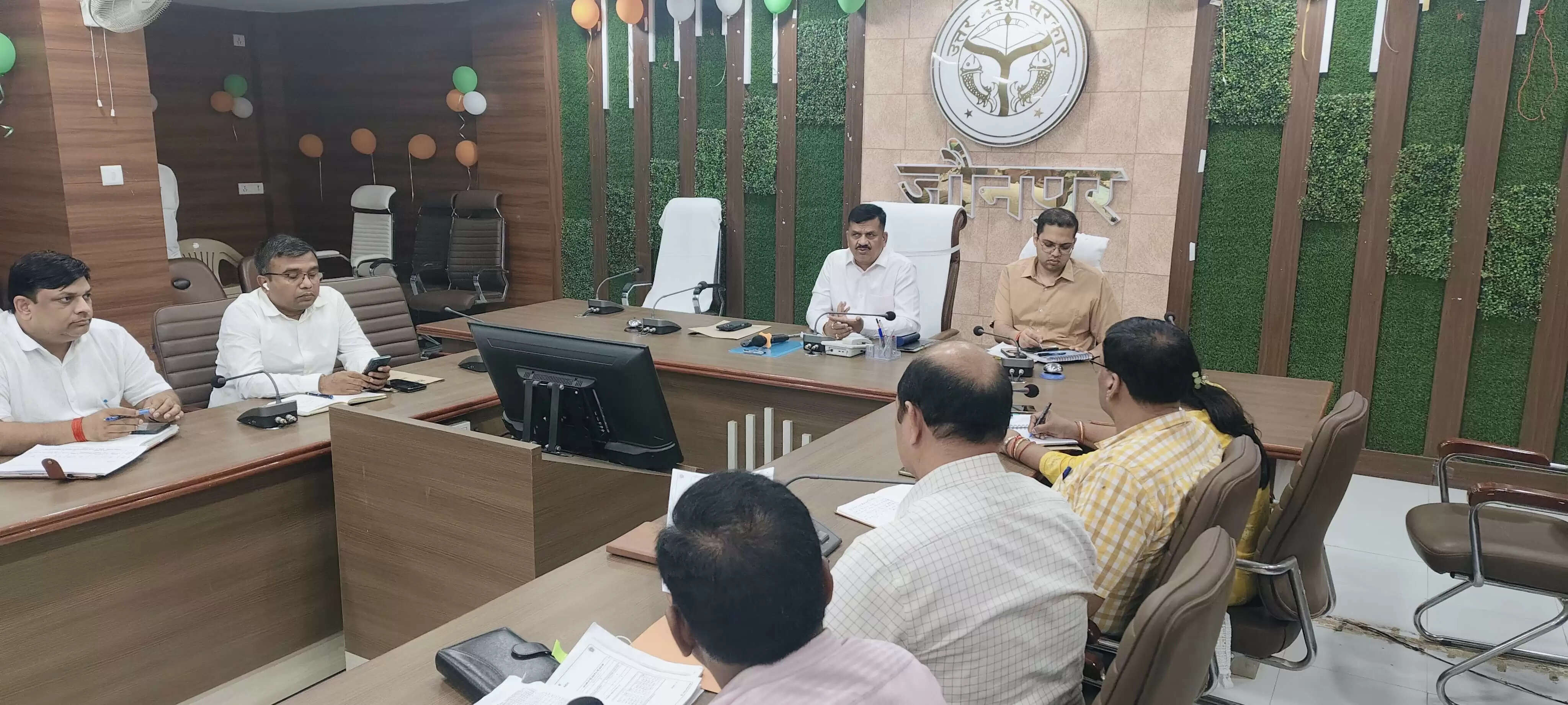 फैमिली आईडी बनाने और टूल किट वितरण में प्रगति खराब होने पर डीएम ने जताई नाराजगी