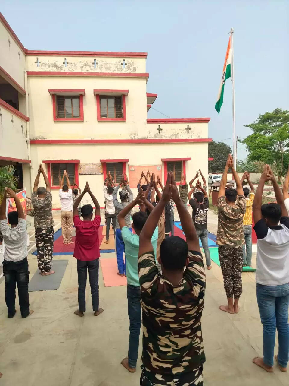 एसएसबी ने आमगाछी में ग्रामीणों के साथ किया योगाभ्यास