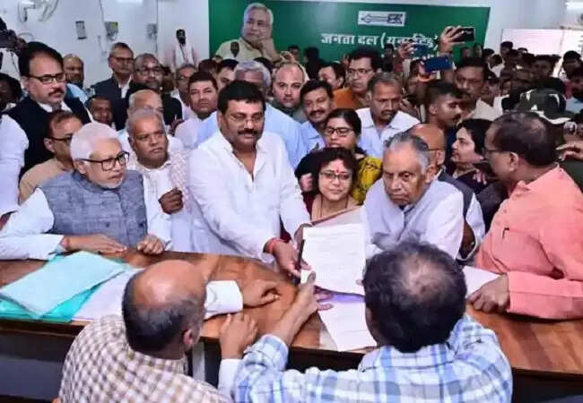 बिहार में राजनीति हलचल के बीच जदयू के प्रदेश अध्यक्ष पद के लिए उमेश कुशवाहा ने नामांकन किया