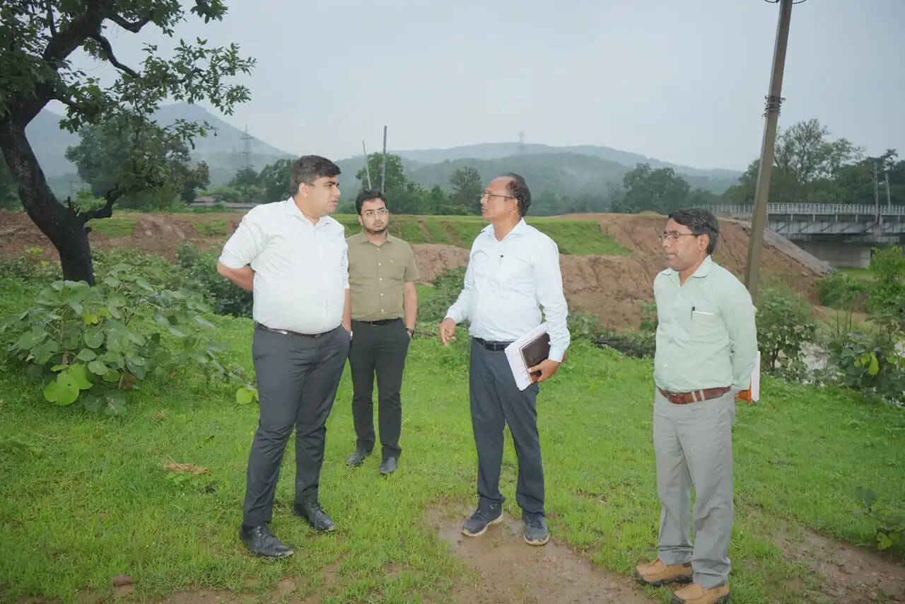 कोरबा कलेक्टर कुणाल दुदावत ने सड़कों और स्वास्थ्य सुविधाओं का लिया जायजा, कार्यों में तेजी के निर्देश