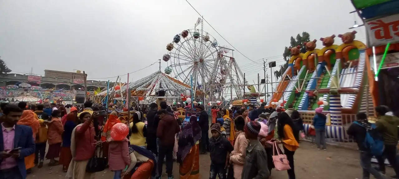 मंदिरों में पूजा अर्चना कर नववर्ष का शुभारंभ,मत्स्यगंधा मेला,नौका विहार व जेपी पार्क में उमड़ी भीड़