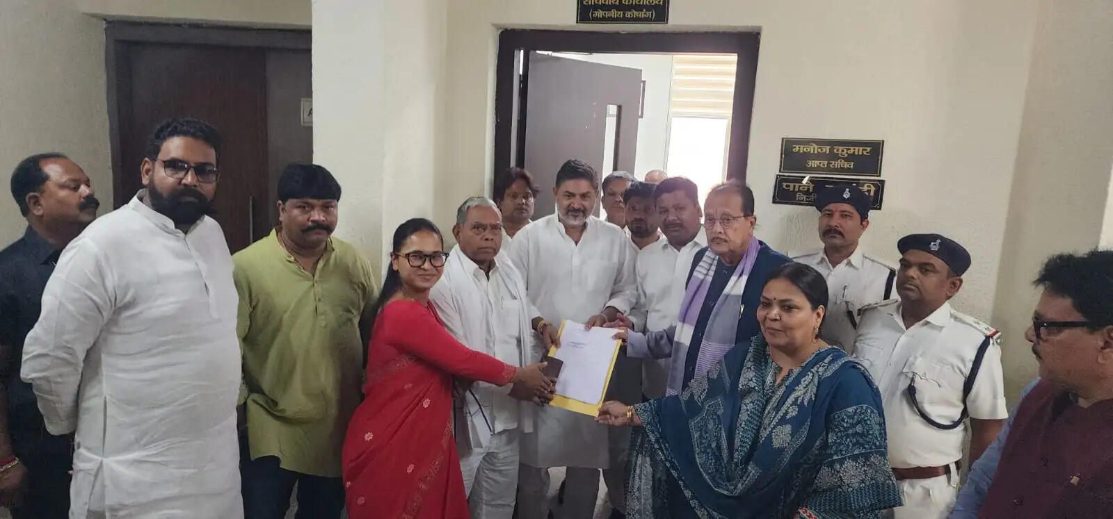 राज्यसभा चुनाव के लिए कांग्रेस के प्रत्याशी प्रणव झा ने खरीदा नामांकन पत्र