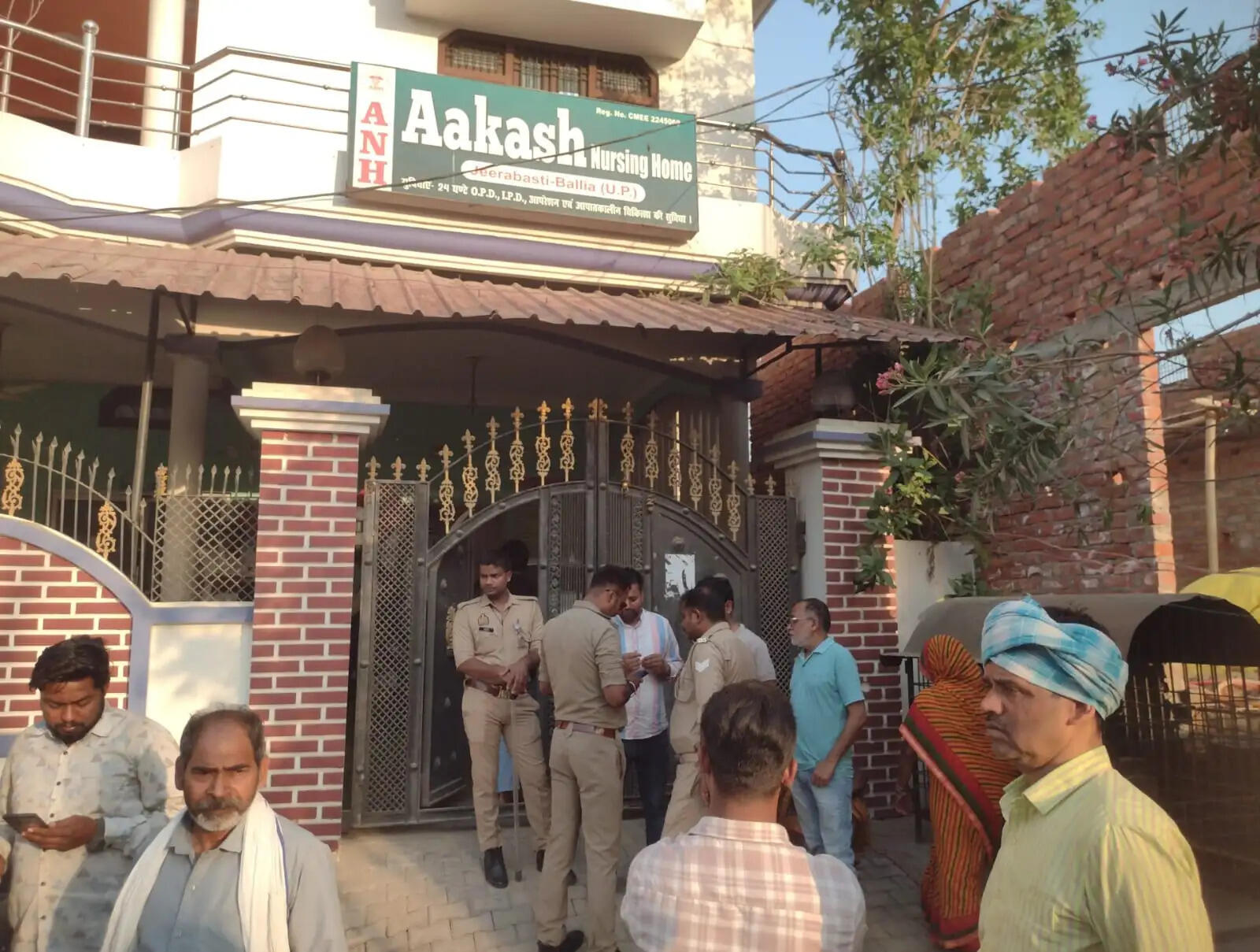 बलिया के निजी अस्पताल में महिला की मौत पर हंगामा, ओटी सील