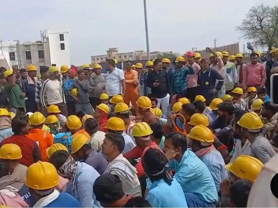 वेतन बकाया पर हिनौती डिपो का गेट जाम, श्रमिकों का प्रदर्शन