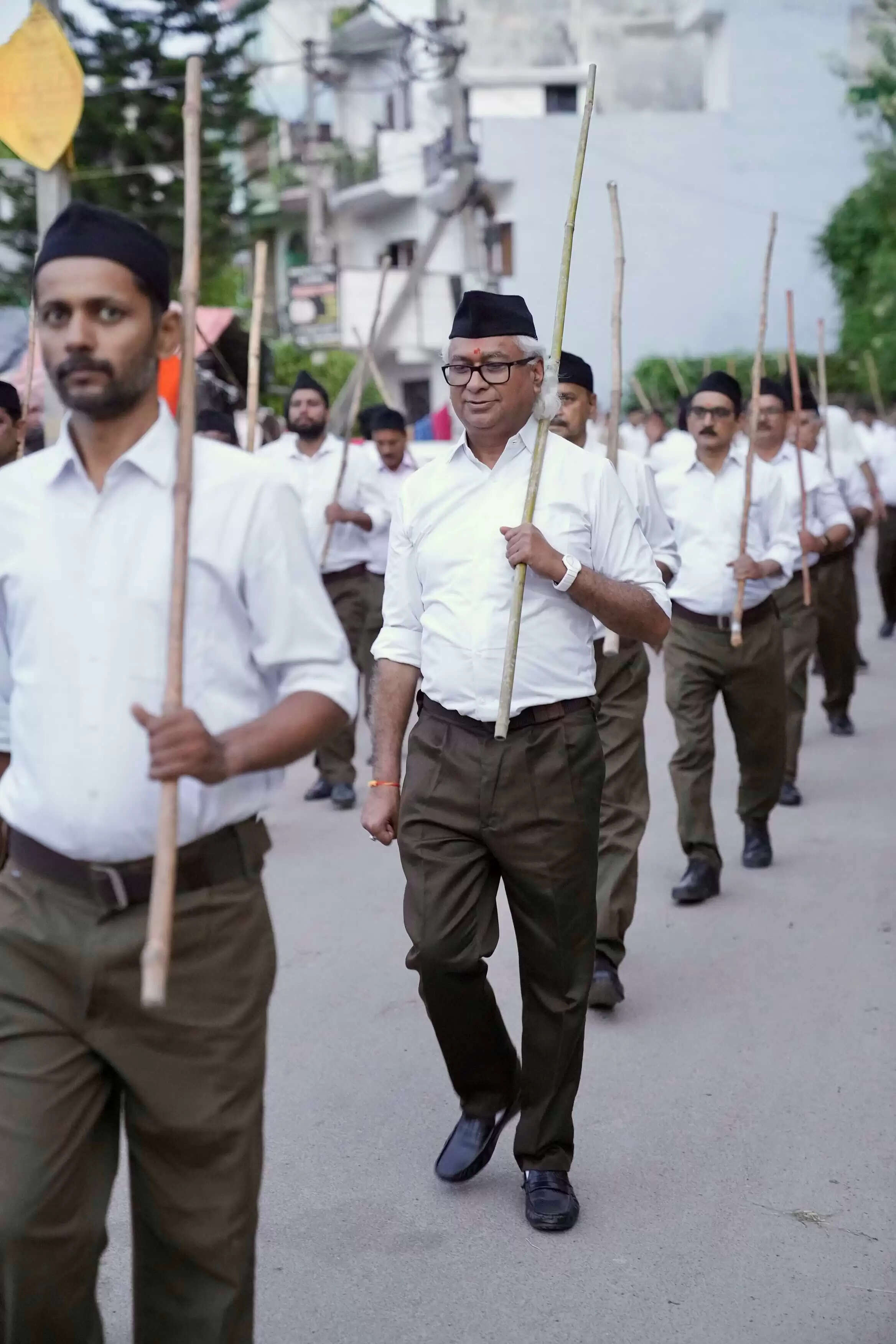 संघ शताब्दी वर्ष: लखनऊ की 72 बस्तियों में स्वयंसेवकों ने निकाला पथ संचलन