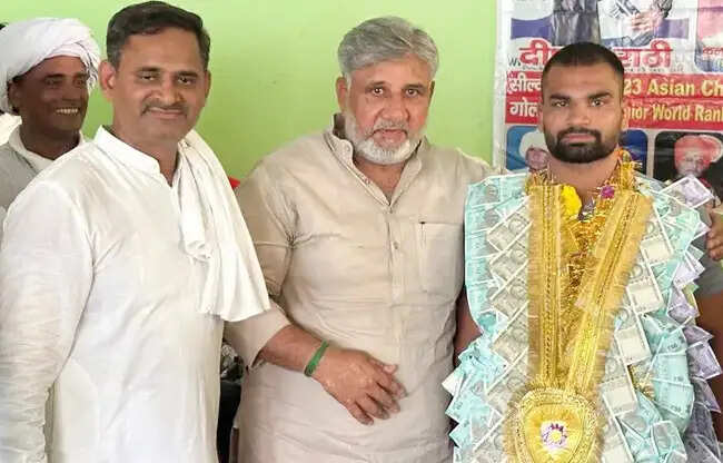 सोनीपत: वियतनाम में स्वर्ण पदक जीतकर लौटे पहलवान का हुआ स्वागत