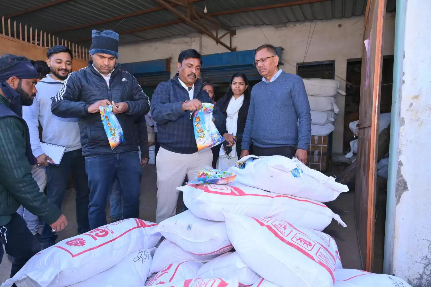 जबलपुरः ट्रांसपोर्ट नगर से 200 बोरी प्रतिबंधित पॉलीथिन जब्त, एक लाख रुपये का जुर्माना लगाया गया