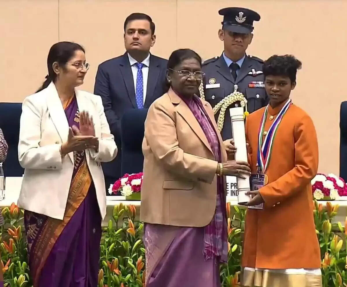 छत्तीसगढ़&nbsp;की&nbsp;योगिता&nbsp;मंडावी काे&nbsp;प्रधानमंत्री राष्ट्रीय बाल पुरस्कार&nbsp;,&nbsp;राष्ट्रपति मुर्मु ने किया सम्मानित