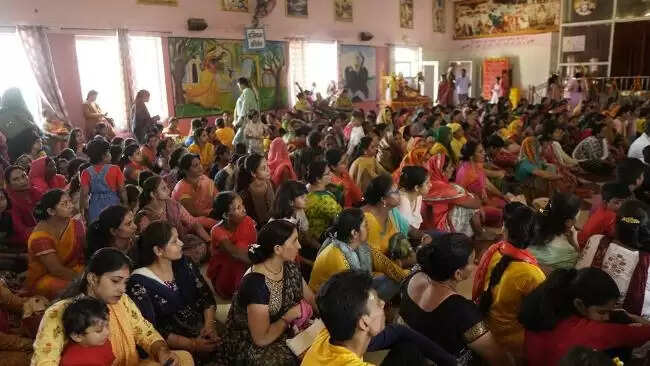 कहीं केट काटकर तो कहीं अभिषेक कर मनाया गया राधा रानी का जन्मोत्सव