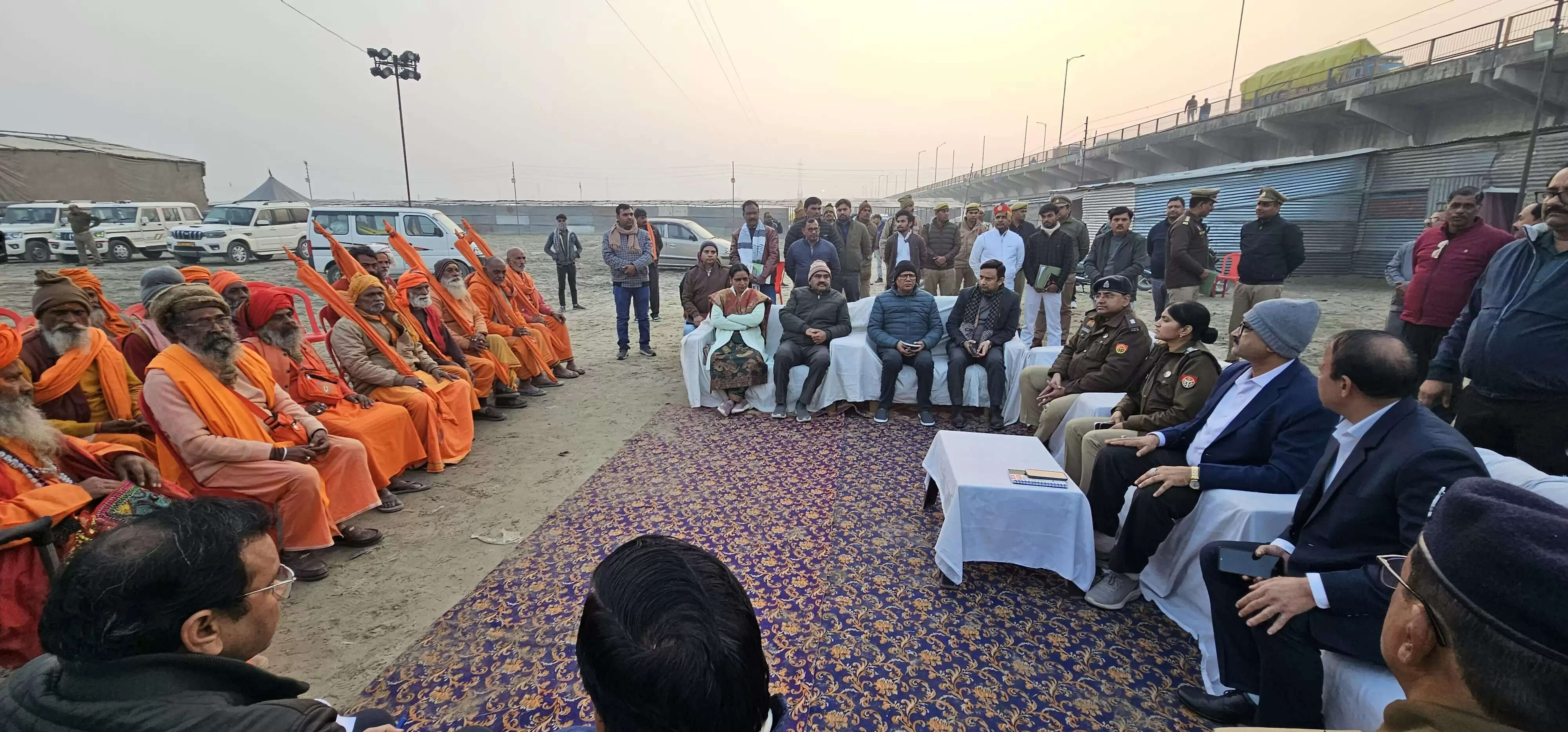 डीएम-एसपी ने मेला रामनगरिया पहुंचकर संताें महात्माओं से जाना हालचाल