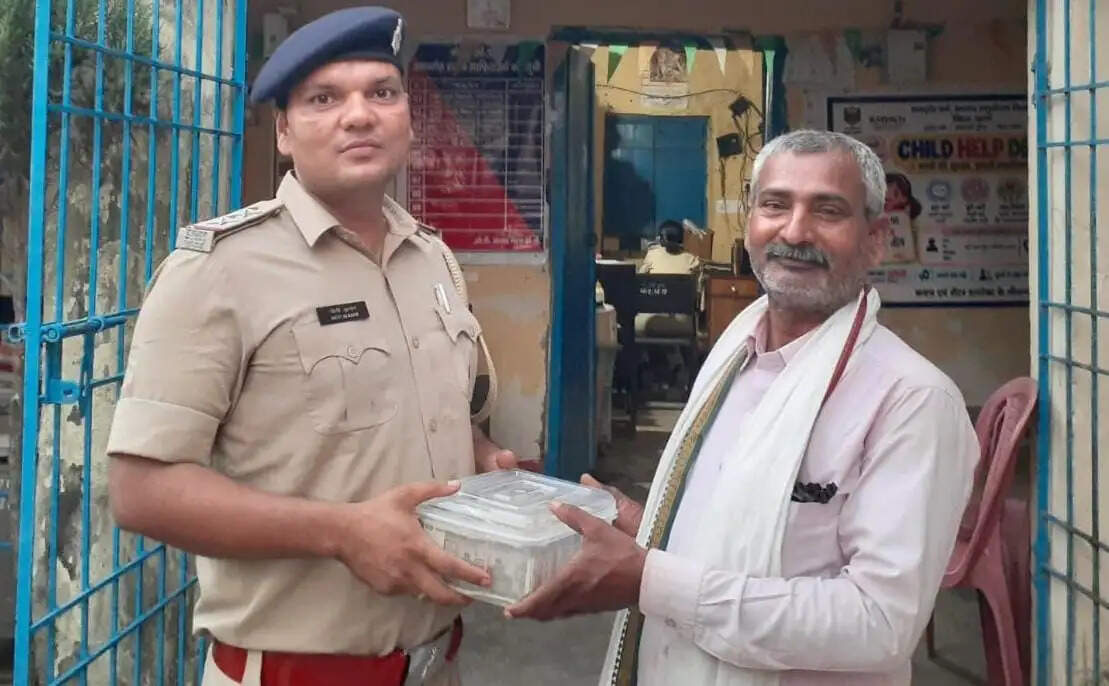 चोरी के पांच लाख रुपये वापस पाकर राजमिस्त्री के चेहरे पर लौटी मुस्कान