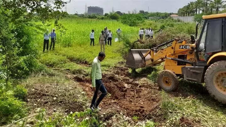 ग्वालियरः जिला प्रशासन की टीम ने एमपी ट्रांसको की चार बीघा जमीन अतिक्रमण मुक्त कराई