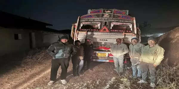 बलरामपुर :&nbsp; 750 बोरी अवैध धान से लदा ट्रक जब्त