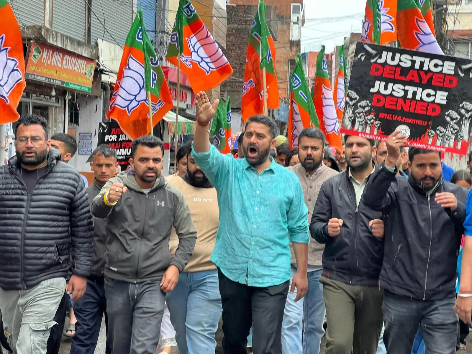 जम्मू में एनएलयू की मांग को लेकर भाजयुमो का प्रदर्शन, सरकार पर अनदेखी का आरोप