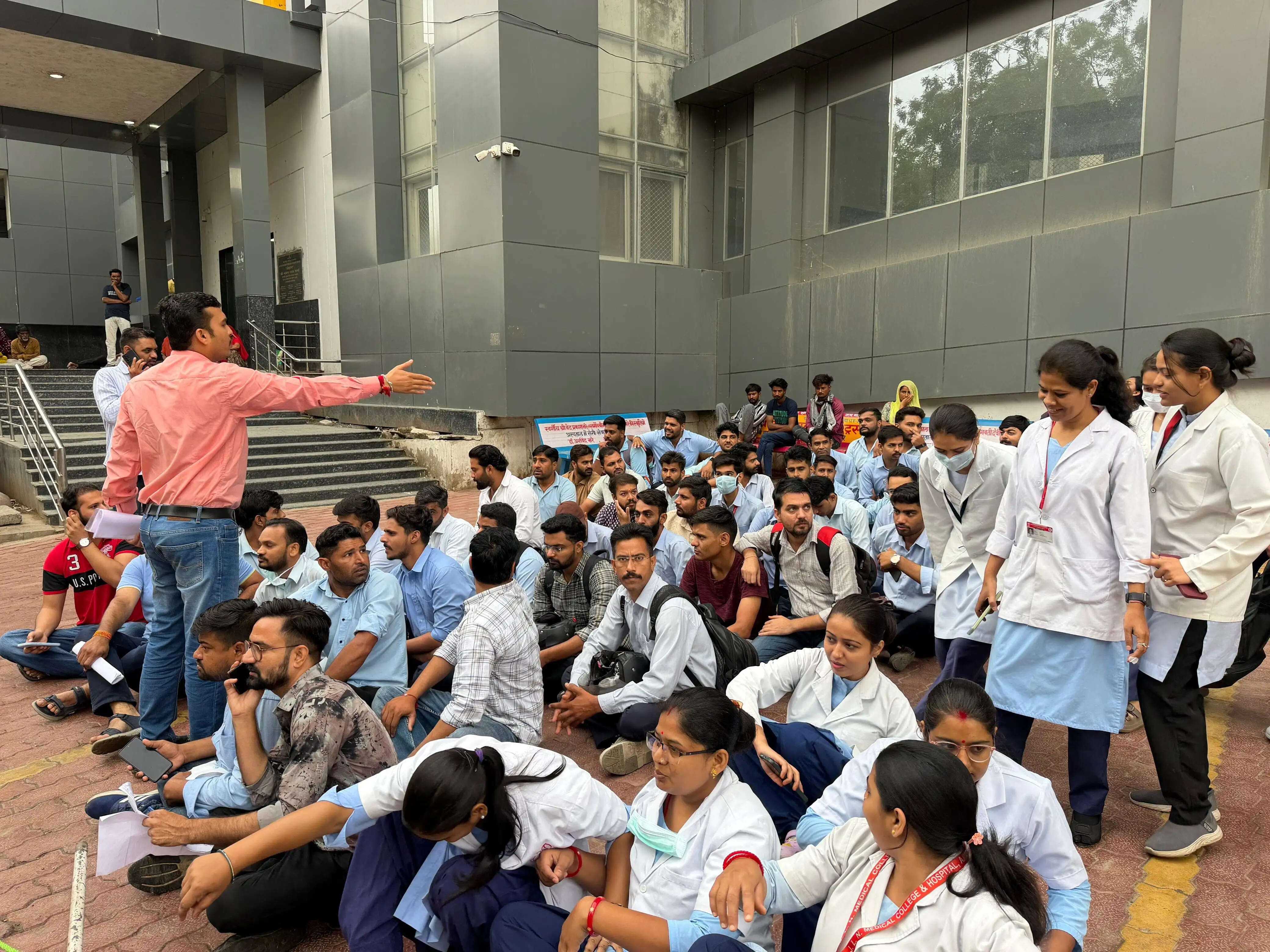 जेएलएन मेडिकल कॉलेज के नर्सिंग संविदा कर्मियों की बिना सूचना सेवा समाप्त करने से रोष