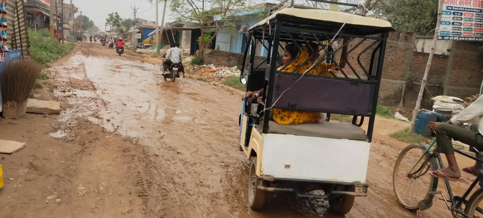 बनकटवा प्रखंड में टूटी सड़को पर चलना मुश्किल,राहगीर परेशान