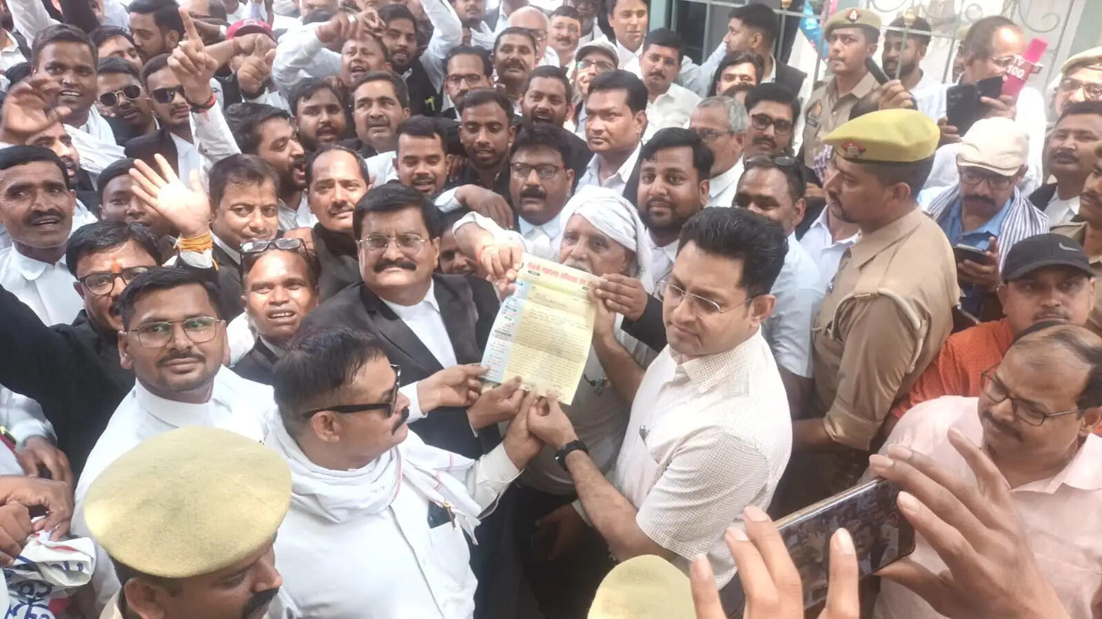 लखनऊ में लाठीचार्ज के विरोध में जौनपुर के वकीलों ने कार्य बहिष्कार कर किया प्रदर्शन