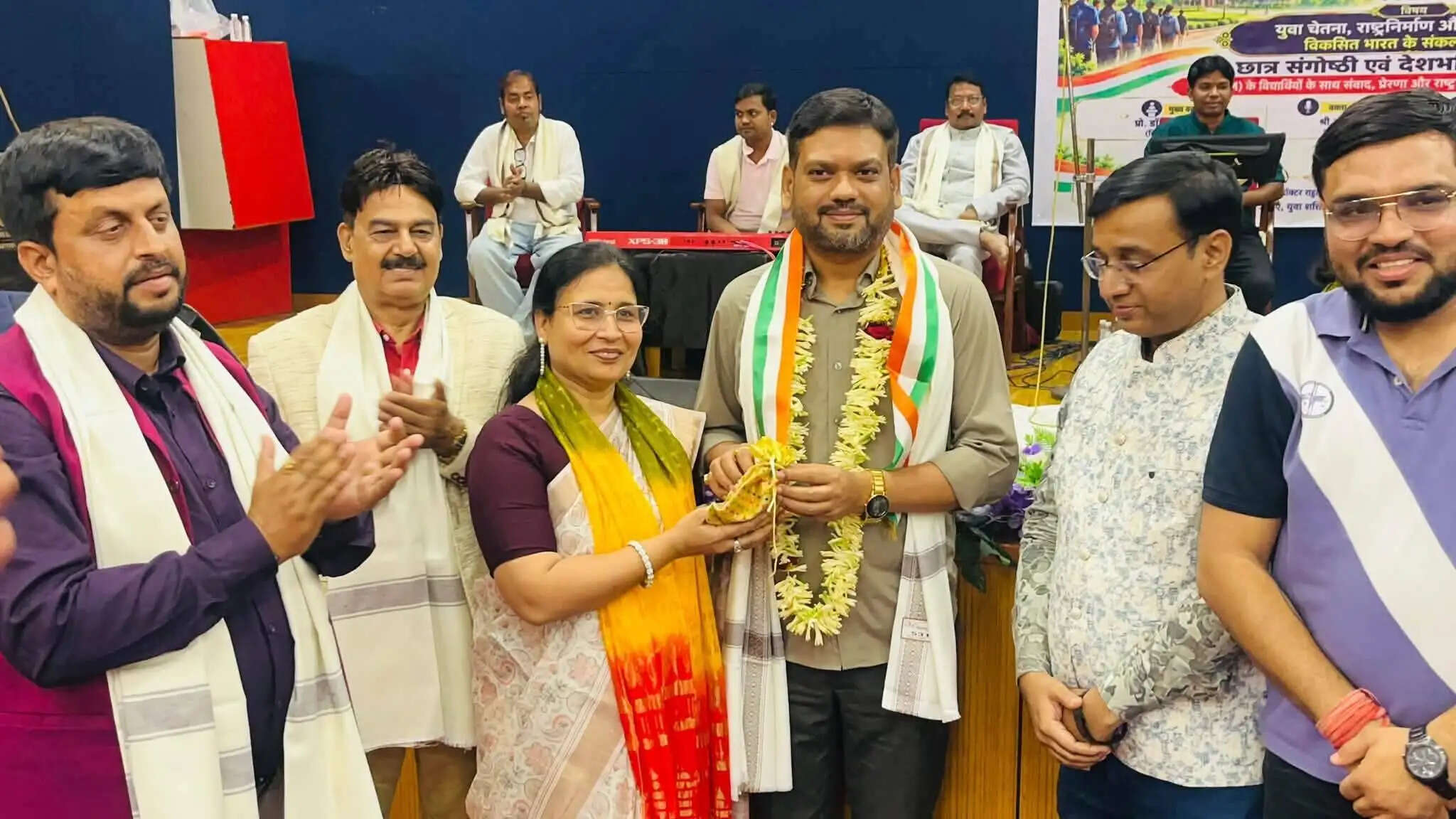 ‘वंदे मातरम्’ के 150 वर्ष पूरे होने पर देशभक्ति गीतों से गूंजा धनबाद, महागामा के कलाकारों ने बांधा समां