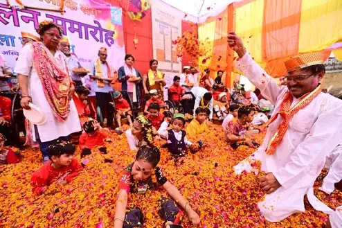 होली के रंग त्रिशला के संग: फूलों, भावनाओं और समावेशन की होली