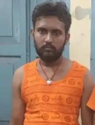 कांवड़ियों के भेष में शराब तस्करी कर रहे दो युवक भागलपुर में गिरफ्तार, 7 लीटर विदेशी शराब बरामद
