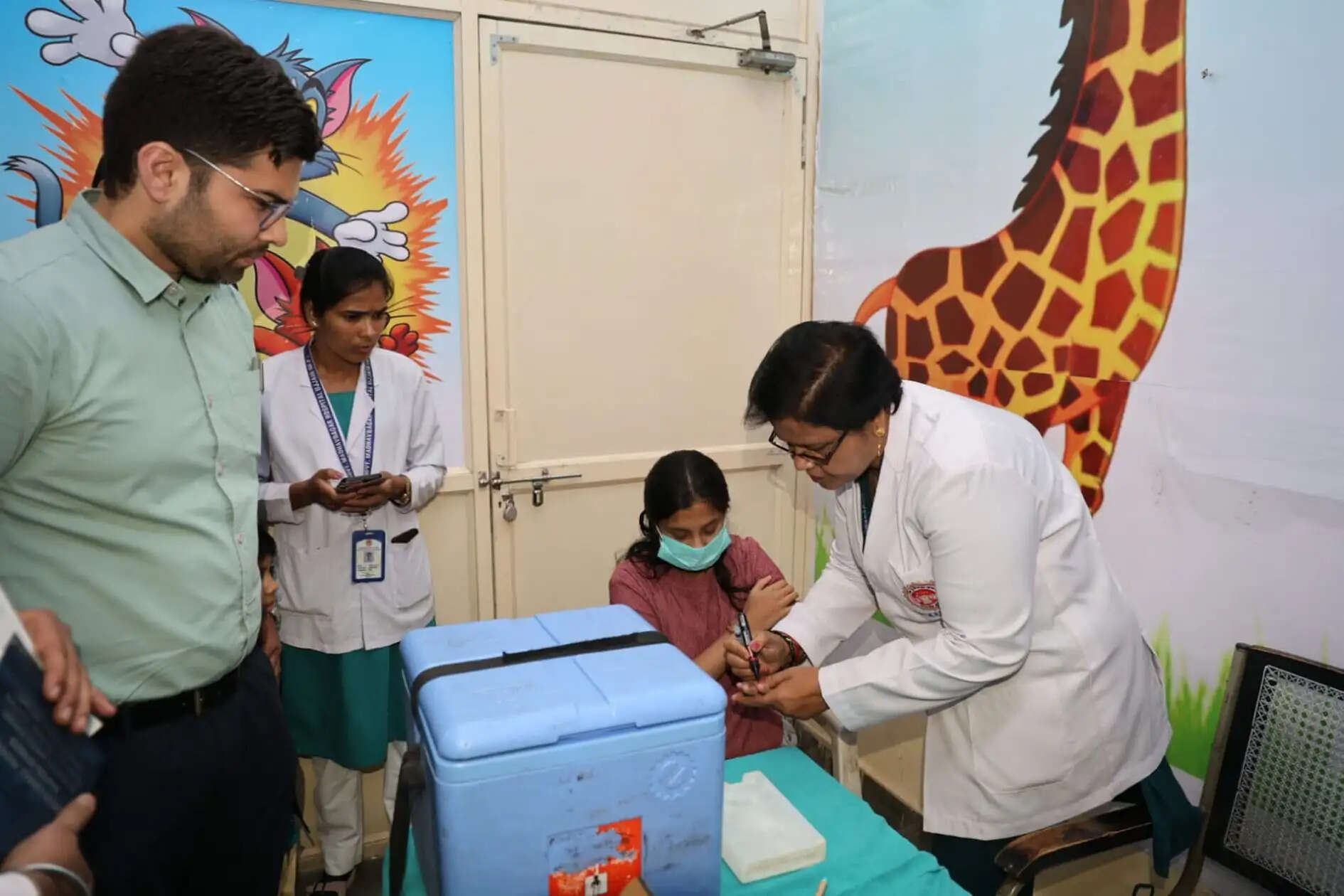 उज्जैन में किशोरी बालिकाओं के लिए नि:शुल्क एचपीवी टीकाकरण शुरू, जिले का पहला टीका लगा सुहानी कुमावत को