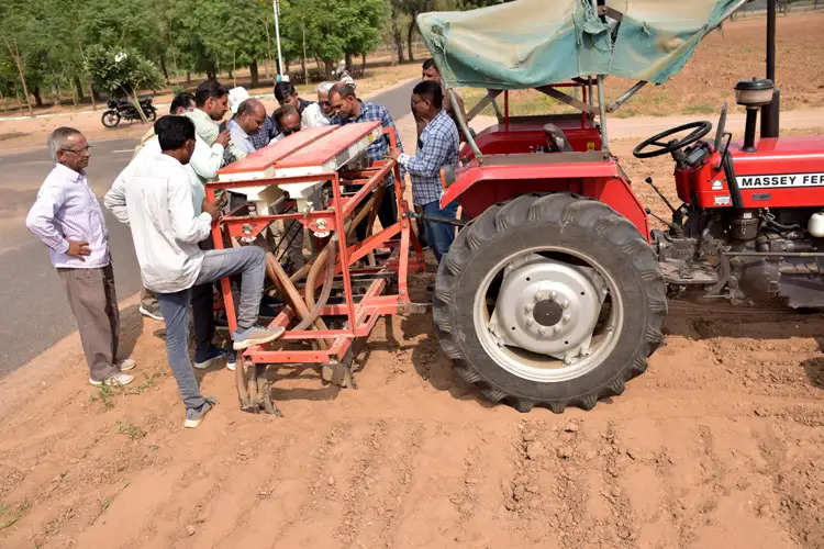 काजरी में जीरे की बुवाई एवं अधिक उपज पर दिया प्रशिक्षण