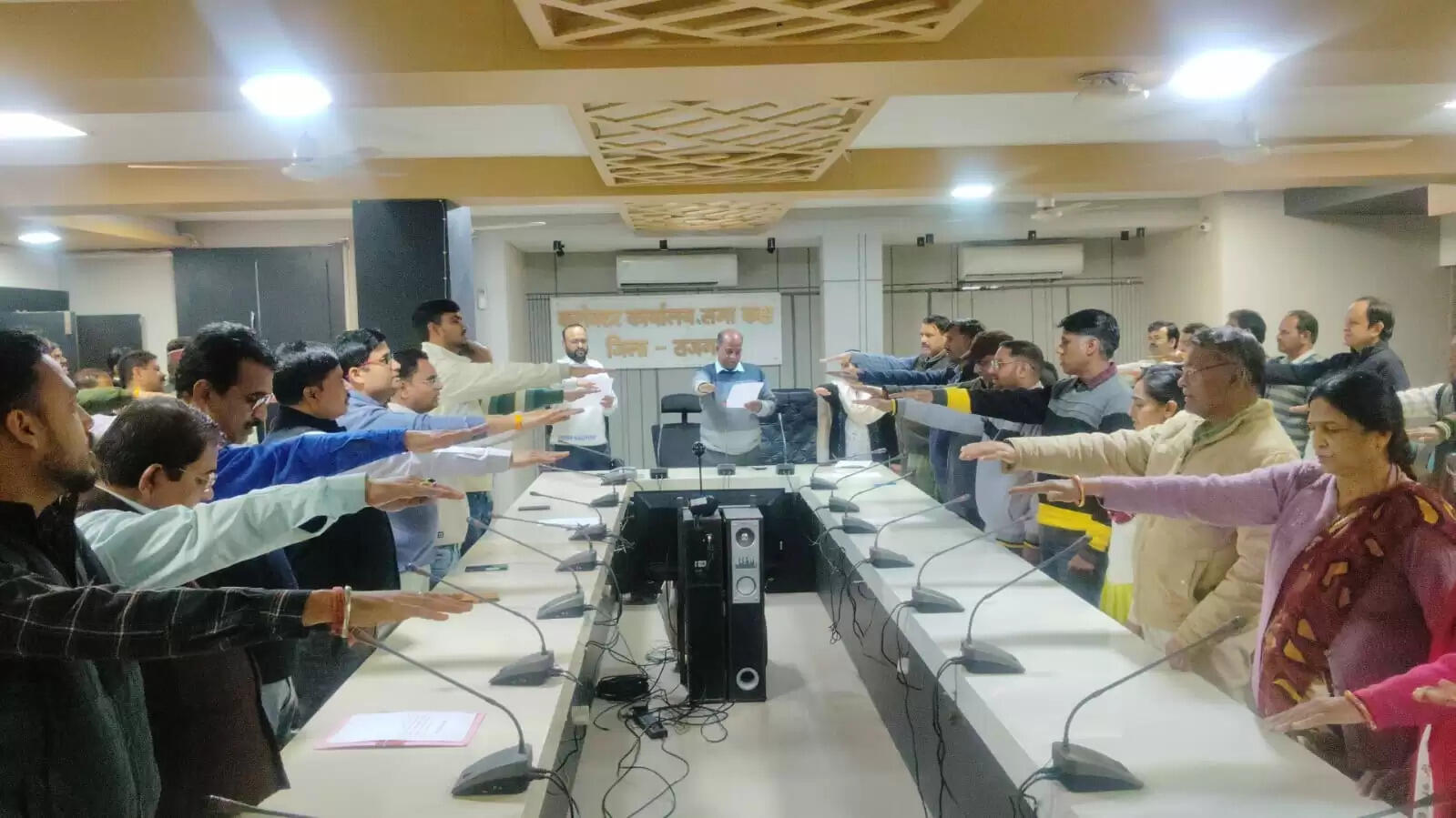 राजगढ़ः सुशासन दिवस के अवसर पर कलेक्टर ने अधिकारी-कर्मचारियों को दिलाई सुशासन की शपथ