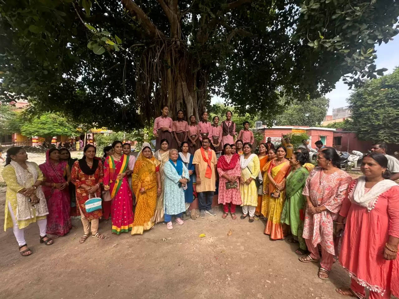 वार्ड प्रवास कार्यक्रम में विधायक डॉ नीलकंठ तिवारी ने बच्चों में बांटी कॉपी, किया संवाद