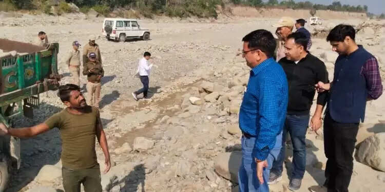 नंधौर नदी के पांचों गेटों पर खनन कार्य शुरू,एडीएम ने किया निरीक्षण