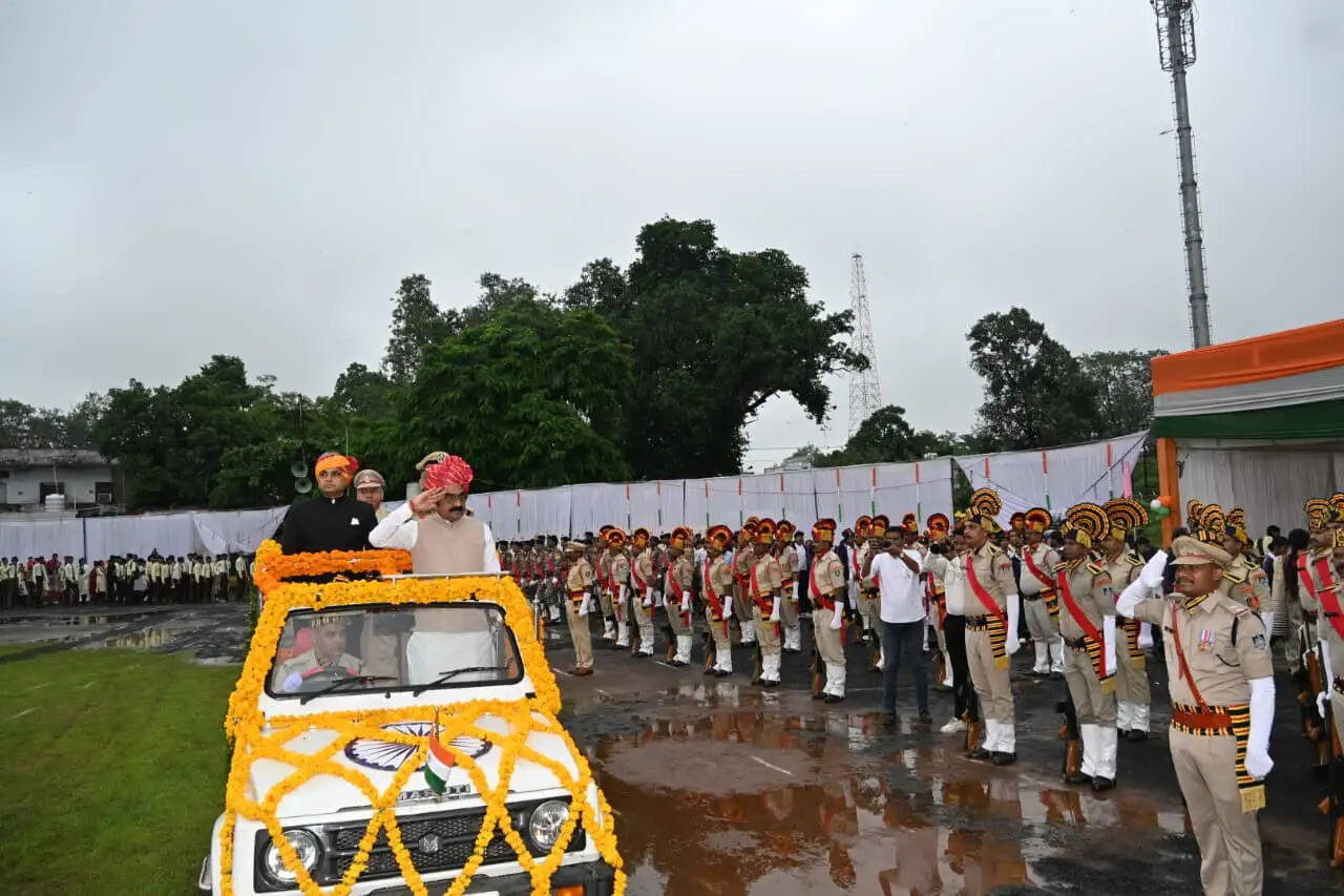 जबलपुरः स्वतंत्रता दिवस पर मंत्री राकेश सिंह ने किया ध्वजारोहण, मुख्य आयोजन में दिखा देशभक्ति का जज्बा