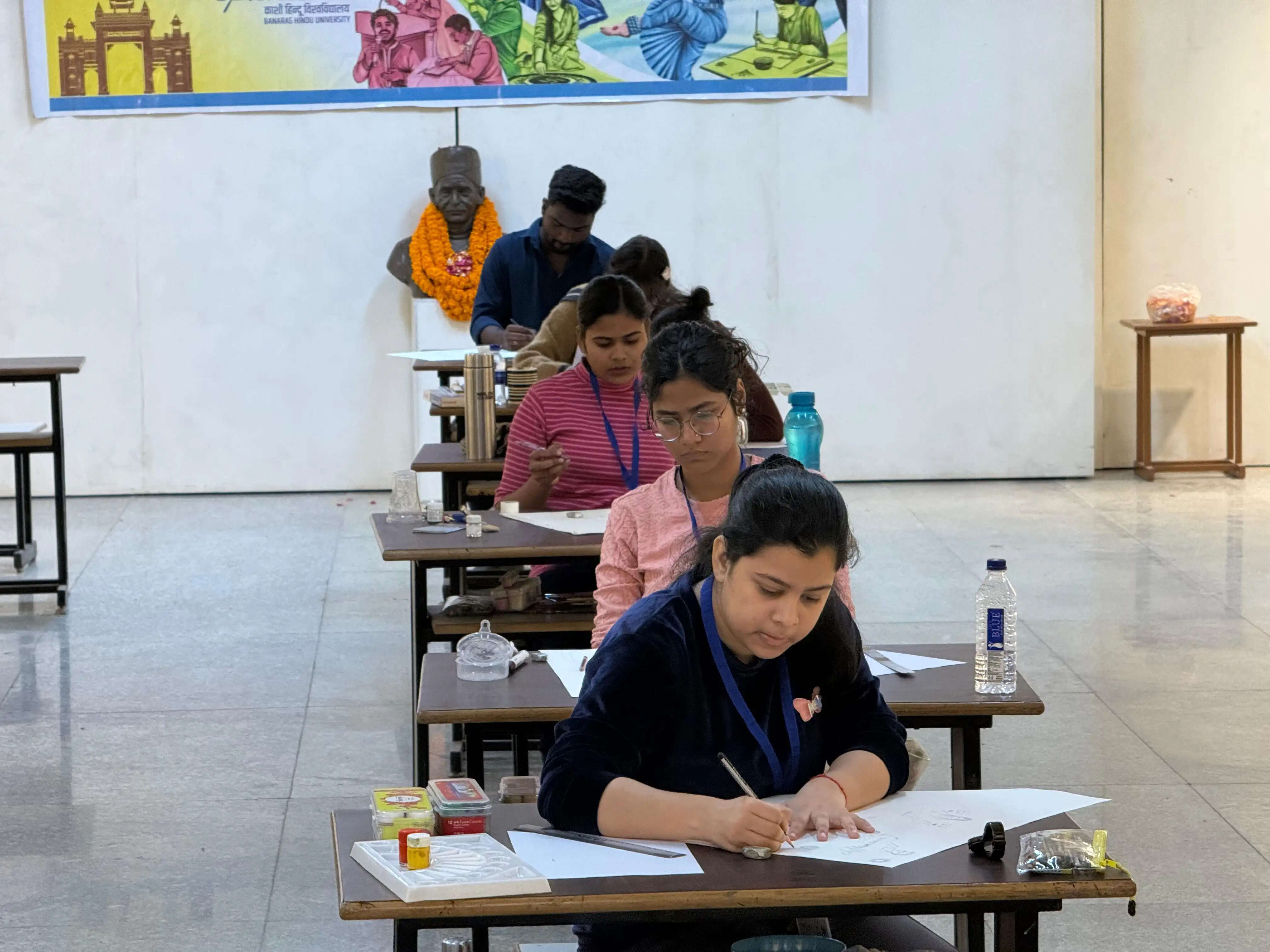 वाराणसी: बीएचयू के स्पंदन में भावना का चित्रण, कैनवास और कोलाज प्रदर्शनी बनी आकर्षण