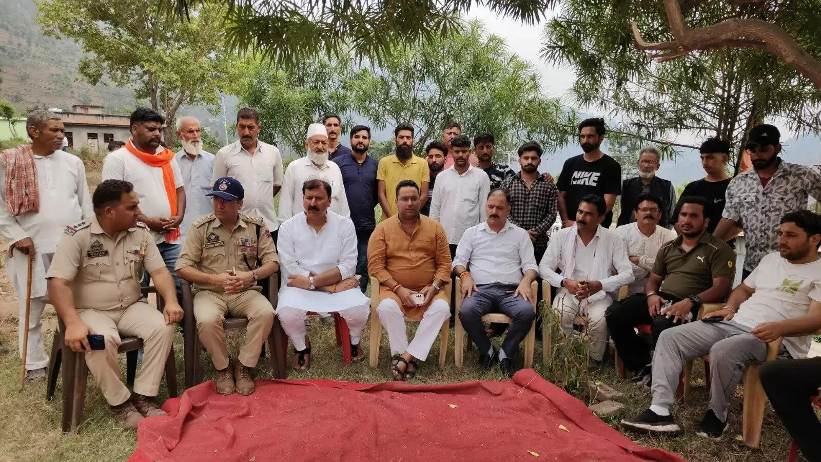 भाजपा नेताओं ने तोड़फोड़ की घटना के बाद रियासी के दरमारी में शिव मंदिर का दौरा किया