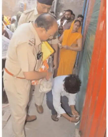 क्षेत्रवासियों के विरोध पर शराब दुकान सील, एसडीएम ने मौके पर पहुंचकर की कार्रवाई