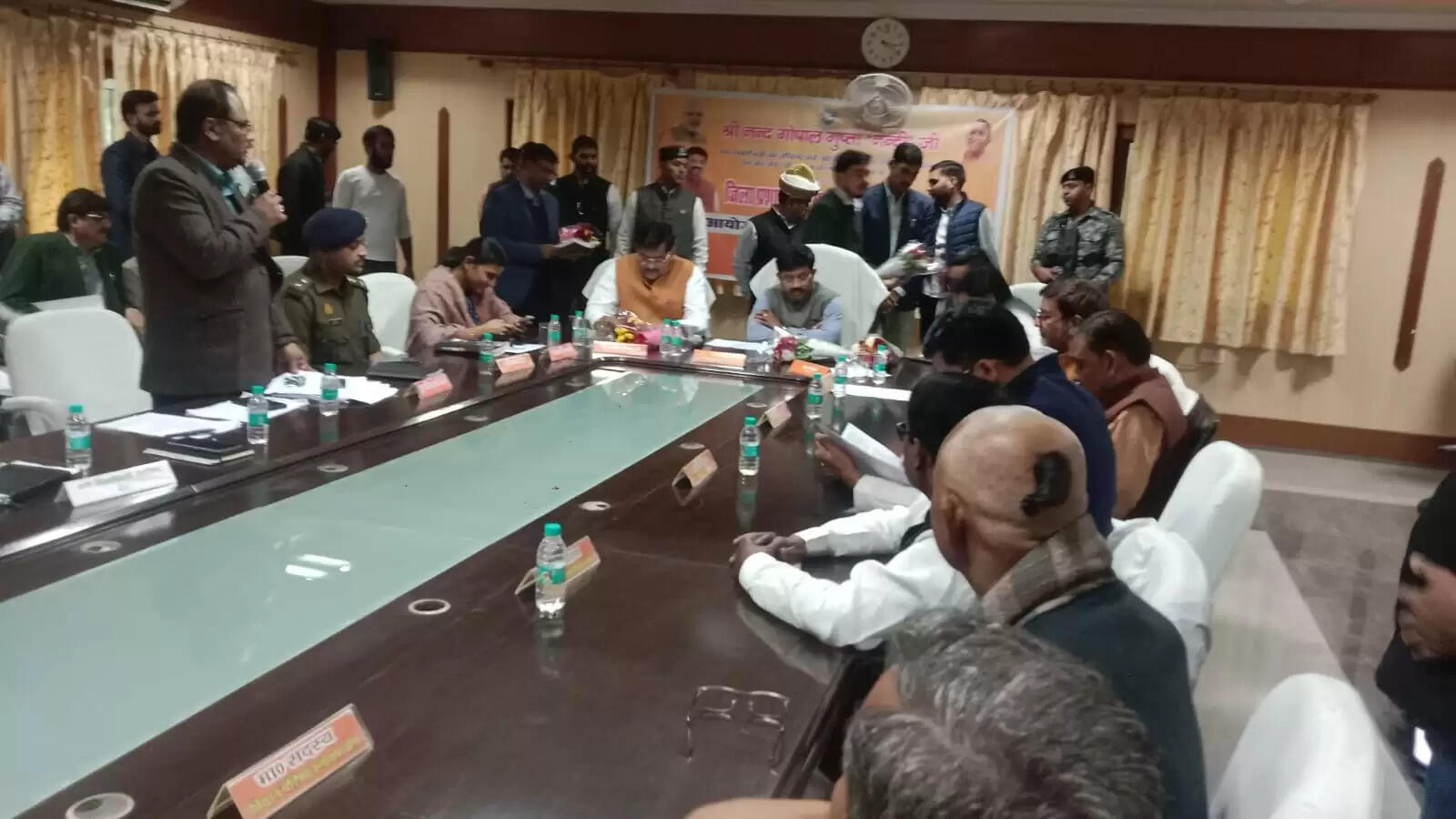 बांदा के प्रभारी मंत्री ने की विकास कार्यों की समीक्षा, ट्रांसफार्मर व नलकूप ठीक कराने के दिए निर्देश