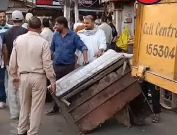 भोपाल निगम की बड़ी कार्रवाई, अतिक्रमण हटाकर फास्ट फूड गाड़ी, ठेले और गन्ने की चरखी जब्त