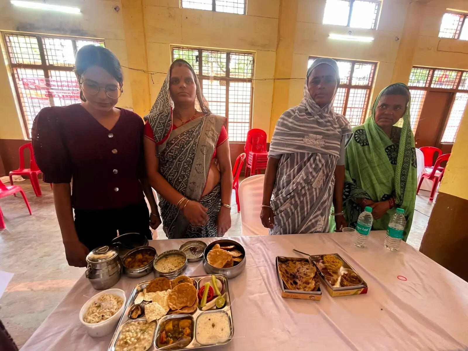 शिवपुरीः रसोइया दीदियों की कुकिंग प्रतियोगिता आयोजित, पौष्टिक व्यंजनों का किया प्रदर्शन