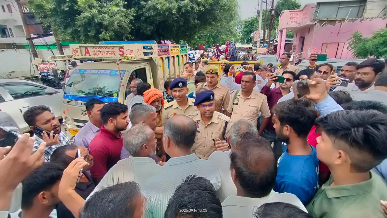 पुलिस हिरासत में पति के दाैरान प्रसव के बाद महिला की मौत, परिजनों ने किया हंगामा