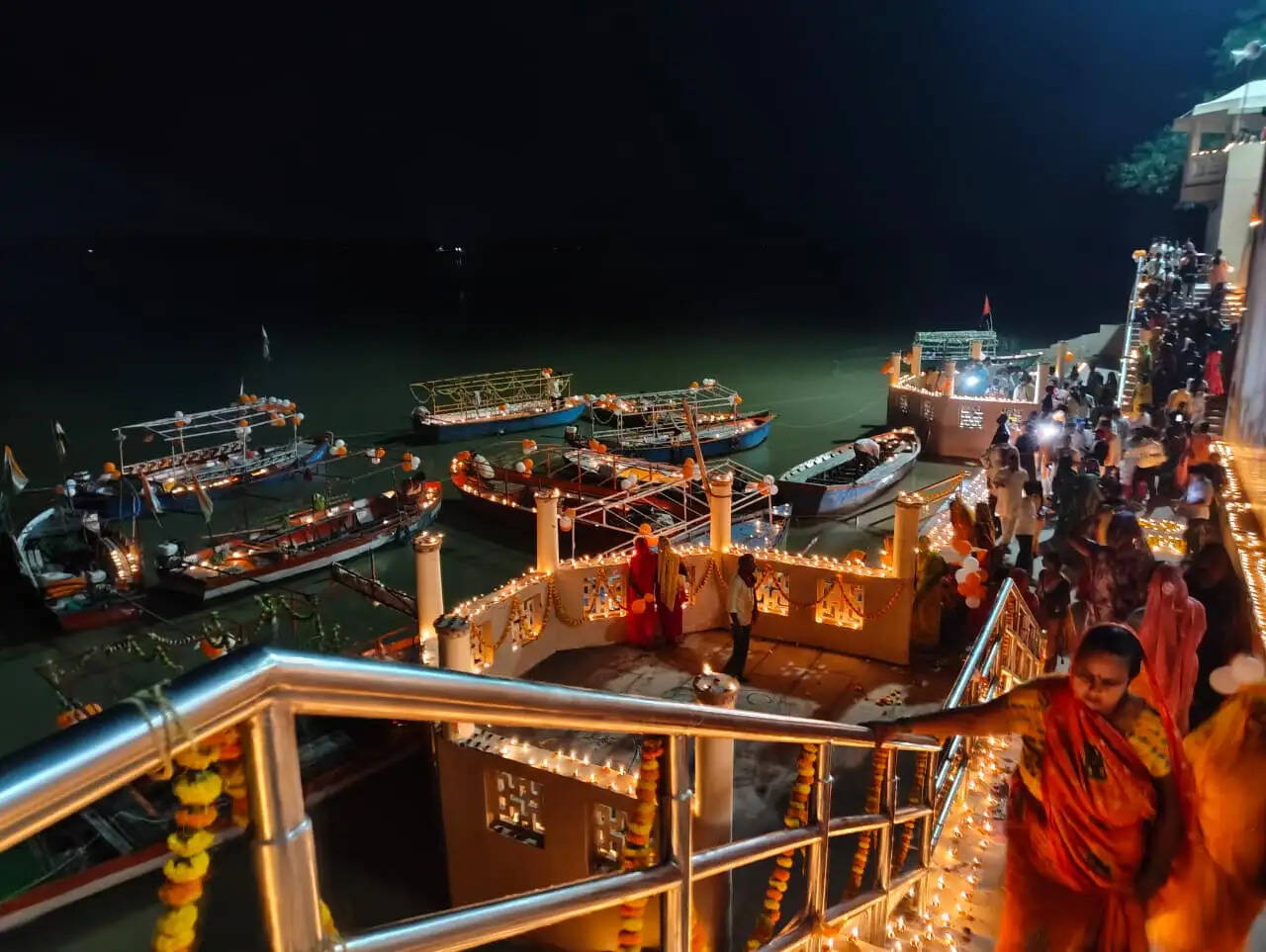 मीरजापुर साढ़े 12 लाख दीपों से जगमगाया, घाटों से गांवों तक रोशनी