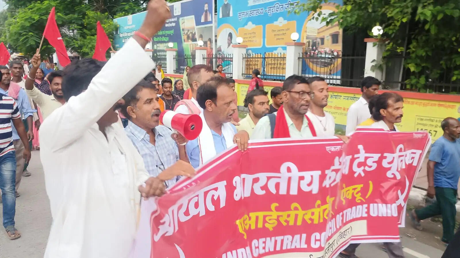 हड़ताली सफाईकर्मियों का समाहरणालय पर प्रदर्शन, मांगें नहीं मानी गईं तो आंदोलन तेज करने की चेतावनी