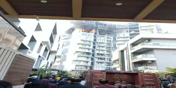 अपार्टमेंट में लगी भीषण आग, लोगों में अफरा-तफरी