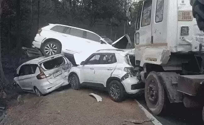 बैतूलः बरेठा घाट पर ट्राले ने चार वाहनों को मारी टक्कर, एएसआई की पत्नी की मौत