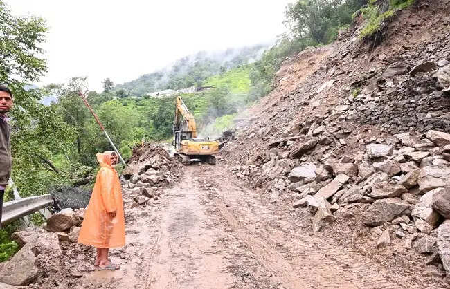 स्यानाचट्टी में तीसरे दिन भी बंद रहा यमुनोत्री हाईवे, डाइवर्जन निर्माण जारी