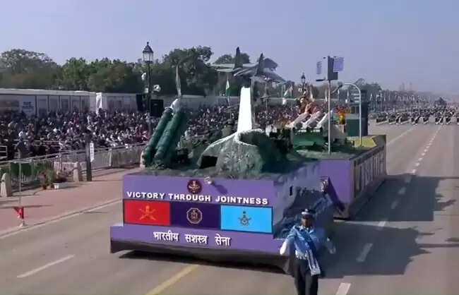 तीनों सेनाओं की झांकी में 'ऑपरेशन सिंदूर: एकजुटता से जीत' को दिखाया गया