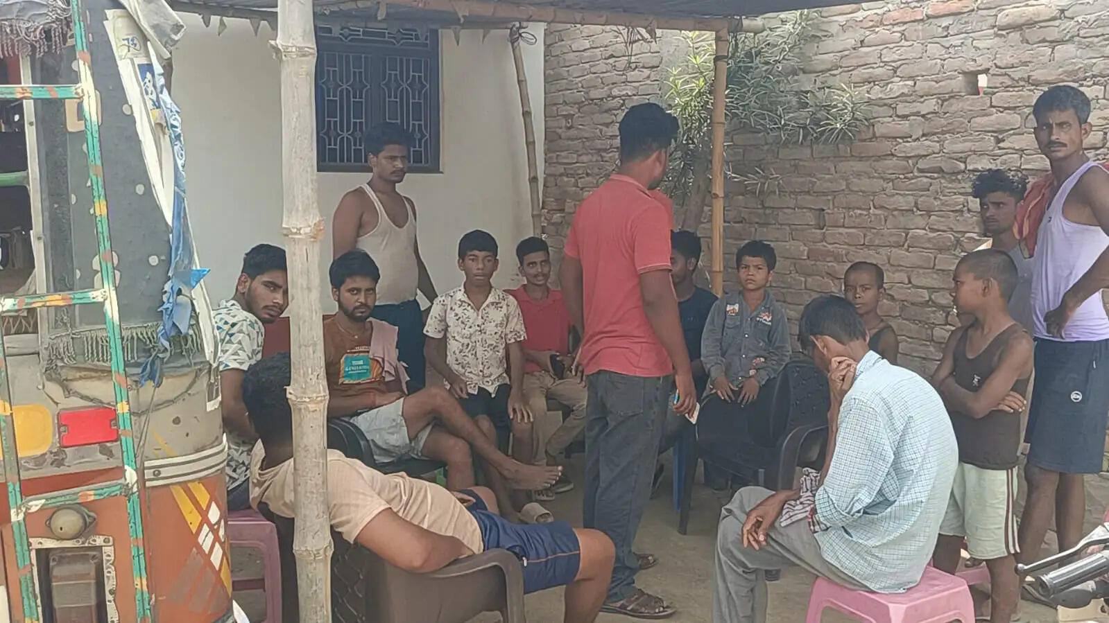 बोलेरो की हुई चोरी, सीसीटीवी में कैद हुए चोर