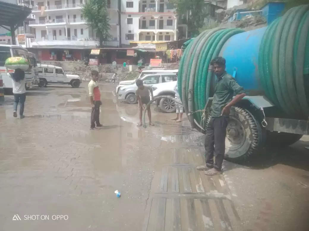 सीतापुर पार्किंग में फैली गंदगी पर संचालक पर ठोका 50 हजार का जुर्माना