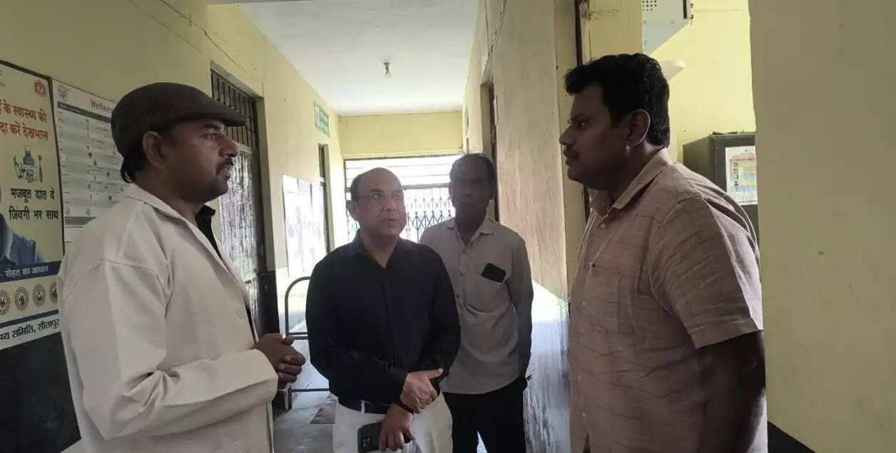आयुष्मान आरोग्य मंदिर का जिलाधिकारी ने किया निरीक्षण, चिकित्सक समेत तीन के वेतन काटने के निर्देश