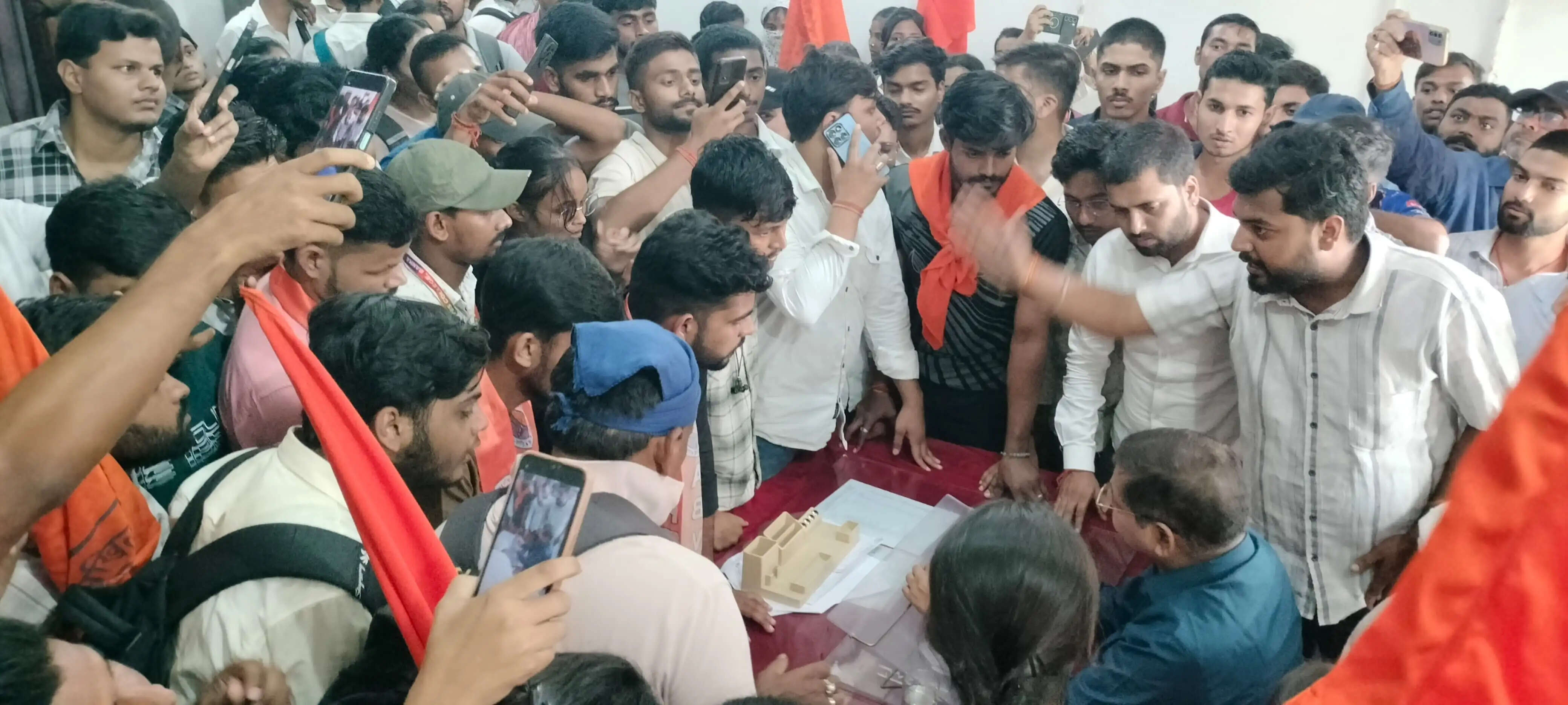 रिजल्ट में देरी और बदहाल व्यवस्था को लेकर परीक्षा विभाग में बवाल, एबीवीपी ने किया परीक्षा नियंत्रक का घेराव
