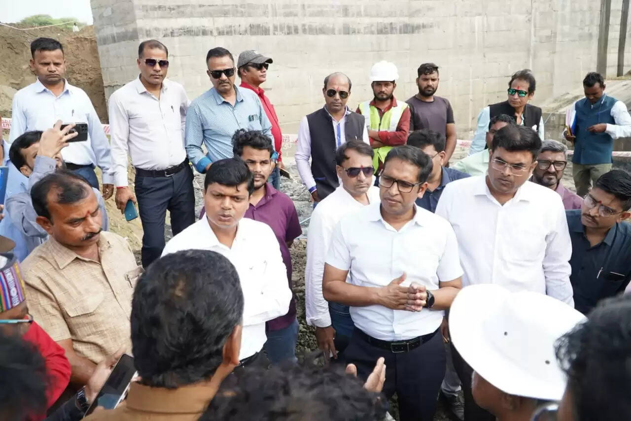 उज्जैनः संभागायुक्त और कलेक्टर ने मीडिया प्रतिनिधियों के साथ किया विभिन्न परियोजनाओं का भ्रमण